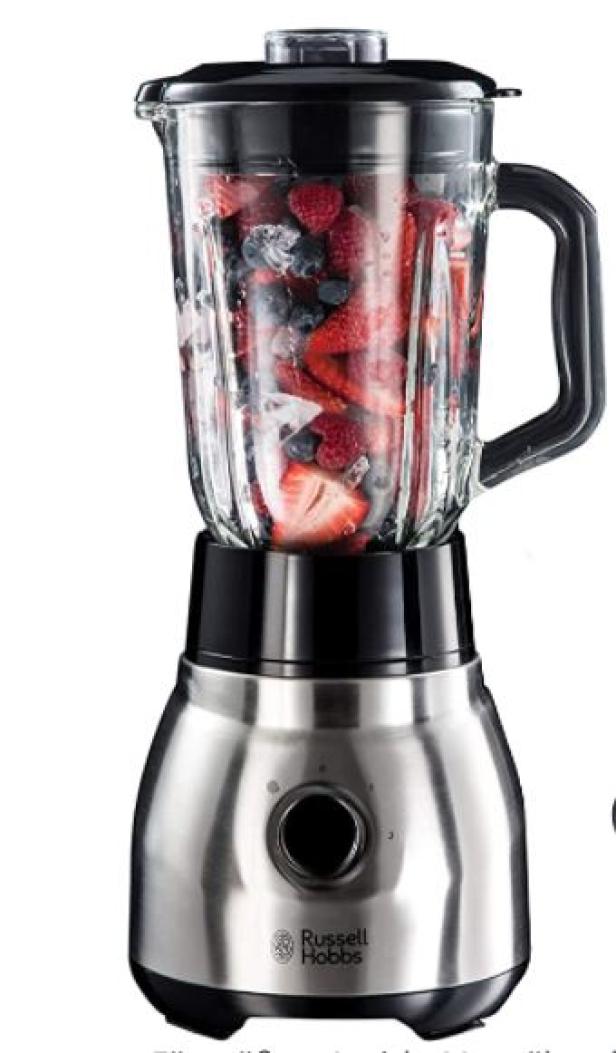 Ein Russell Hobbs Standmixer gefüllt mit Erdbeeren, Himbeeren und Blaubeeren.