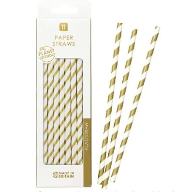 Eine Packung Papierstrohhalme mit goldenen Streifen und drei einzelnen Strohhalmen.