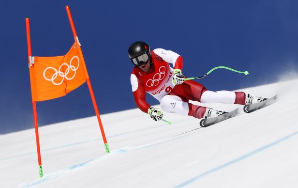 Ein alpiner Skifahrer bei den Olympischen Spielen in Peking 2022.