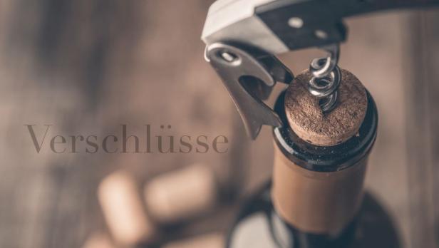 Ein Korkenzieher wird in einen Weinkorken gedreht.