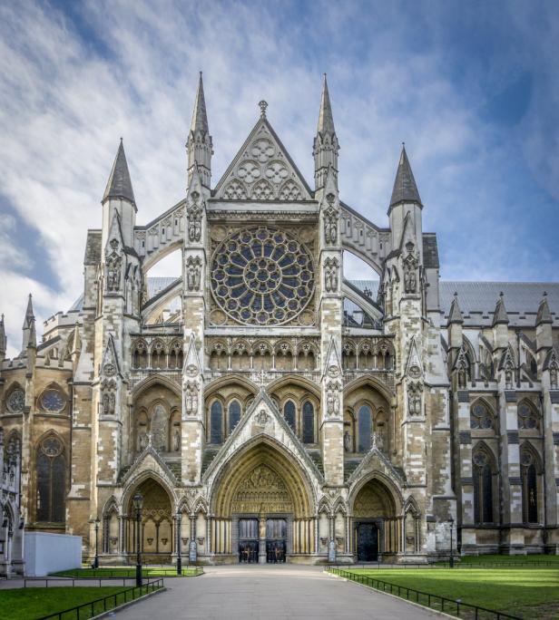 Die Fassade von Westminster Abbey in London mit einem großen runden Fenster.