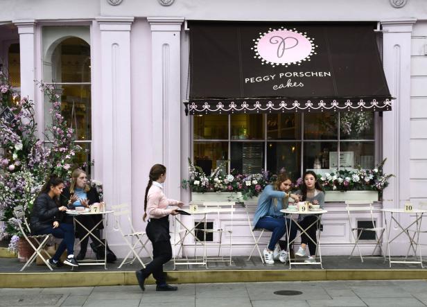 Gäste sitzen vor dem Café Peggy Porschen Cakes in London.