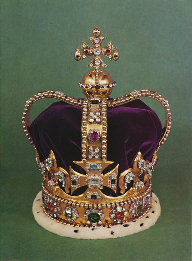 Eine goldene Krone mit lila Samt und zahlreichen Edelsteinen vor einem grünen Hintergrund.