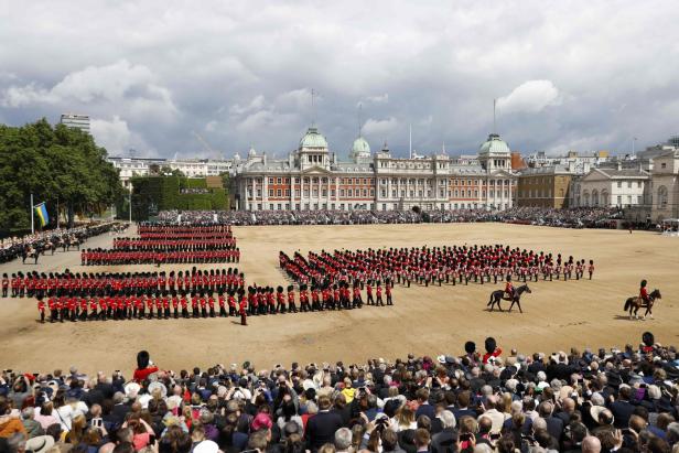 Eine Parade der königlichen Garde in London vor großem Publikum.