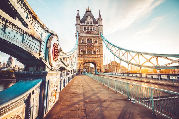 Der Tower Bridge in London bei Sonnenaufgang.