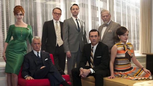 Die Besetzung der Fernsehserie „Mad Men“ posiert für ein Gruppenfoto.
