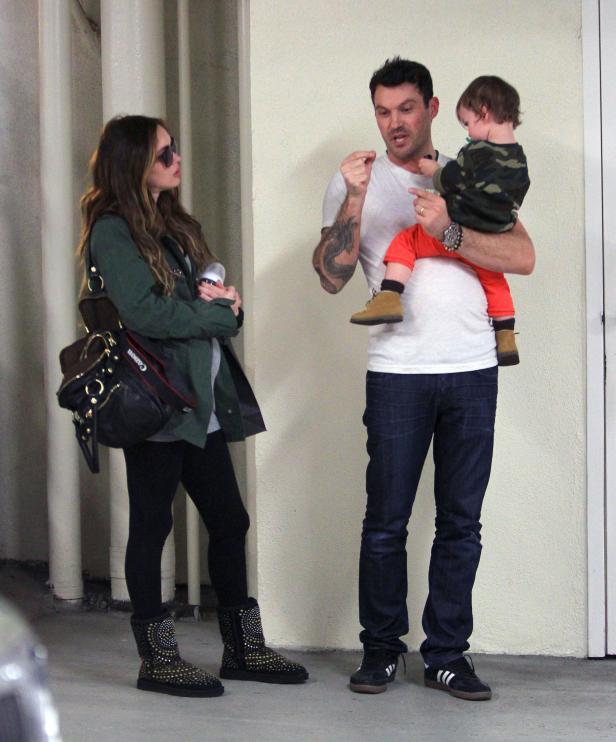 Megan Fox und Brian Austin Green mit ihrem Kind im Gespräch.