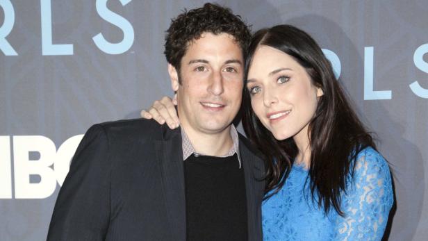 Jason Biggs und Jenny Mollen posieren auf einer Veranstaltung für die HBO-Serie „Girls“.