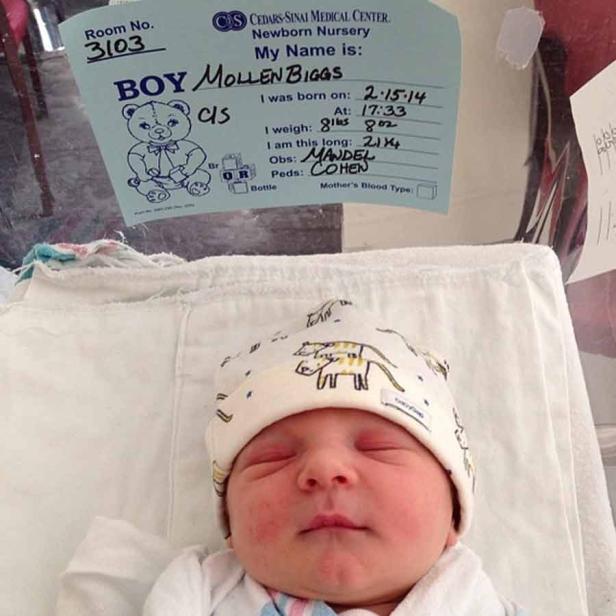 Ein neugeborener Junge, Mollen Biggs, schläft im Cedars-Sinai Medical Center.