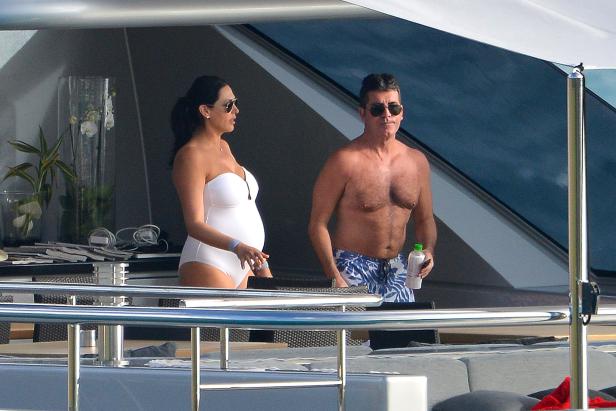 Simon Cowell mit seiner schwangeren Partnerin Lauren Silverman auf einer Yacht.