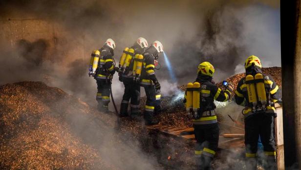 Brand in Biomasse-Heizwerk: 150 Feuerwehrleute im Einsatz