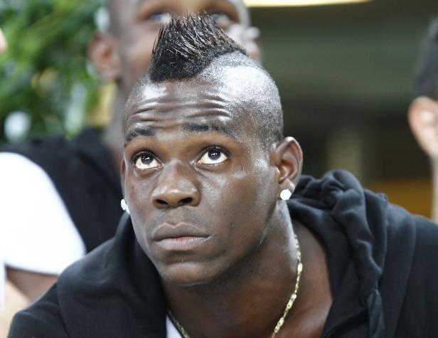 Mario Balotelli blickt mit einem Irokesenschnitt nach oben.