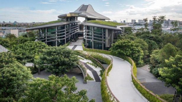 Das Forestias-Projekt zeigt Gebäude mit begrünten Dächern, verbunden durch einen gewundenen Weg.