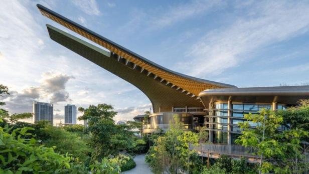 Das Lernzentrum im The Forestias Projekt mit seiner markanten Dachkonstruktion.