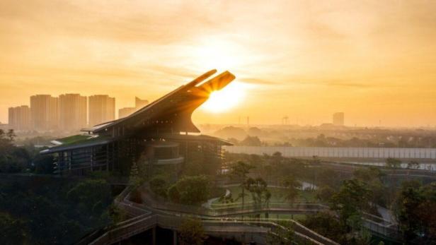 Das Forestias-Projekt mit einem Gebäude mit begrüntem Dach im goldenen Morgenlicht.