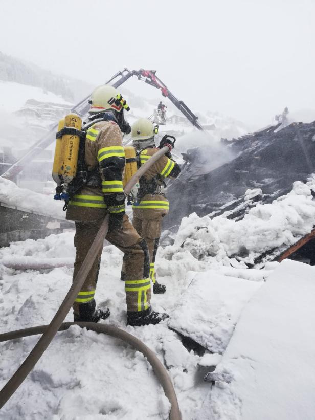 Salzburger Pinzgau: Hotel steht seit Stunden in Flammen