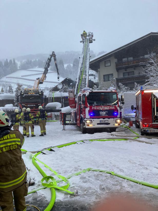 Salzburger Pinzgau: Hotel steht seit Stunden in Flammen