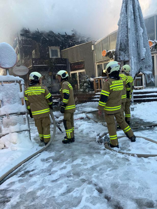 Salzburger Pinzgau: Hotel steht seit Stunden in Flammen