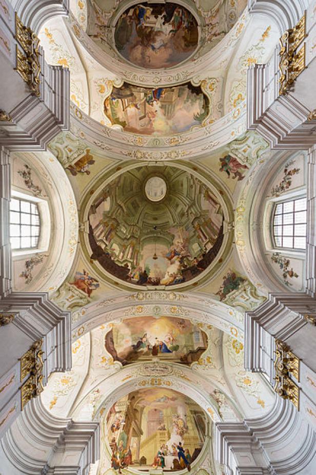 Der Blick geht nach oben auf die kunstvoll bemalte Decke einer Kirche.