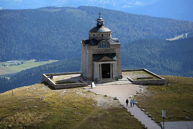 Die Kaiserin-Elisabeth-Gedächtniskapelle auf dem Gipfel des Schneebergs.