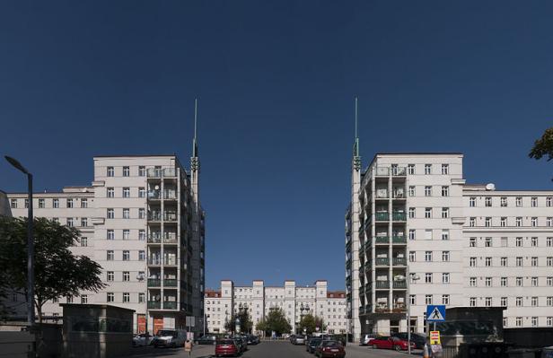 Blick auf den Karl-Marx-Hof in Wien, ein bekanntes Beispiel des sozialen Wohnungsbaus.