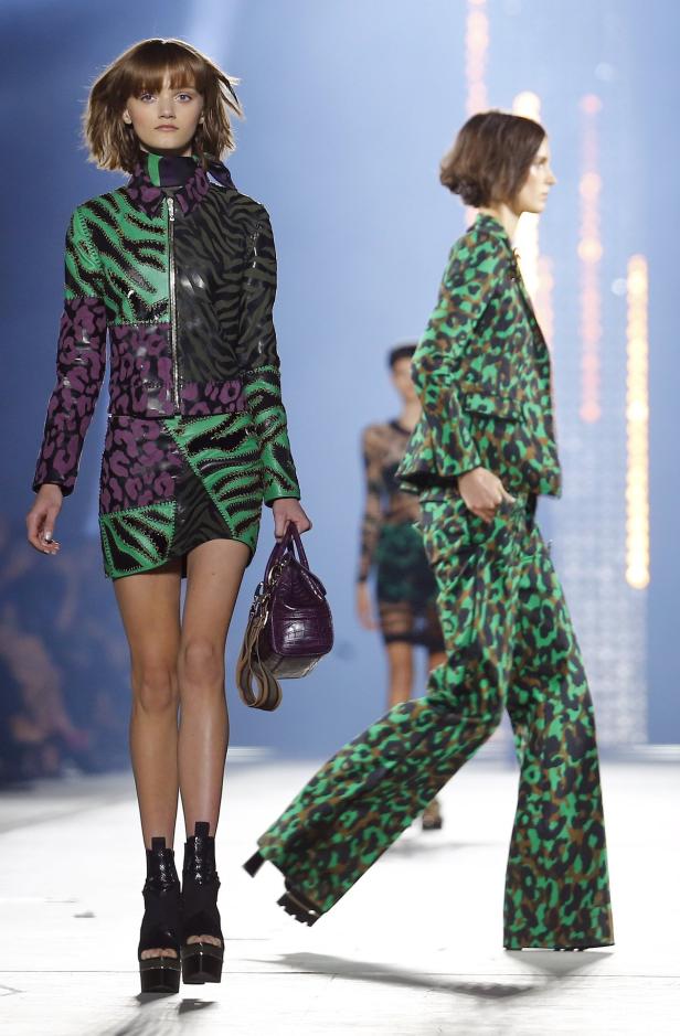 Models präsentieren farbenfrohe, gemusterte Kleidung auf einem Laufsteg.