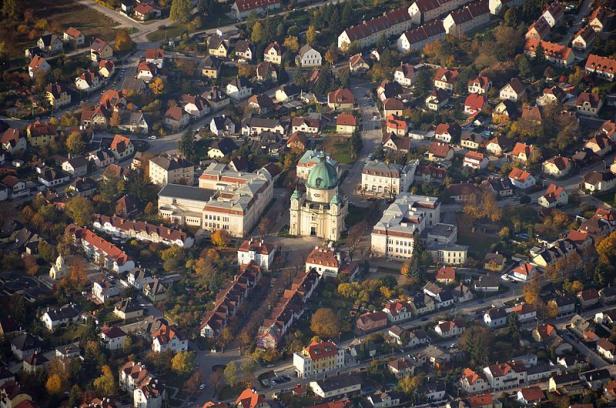 Luftaufnahme von Berndorf in Niederösterreich mit der markanten Kuppel der Pfarrkirche St. Margaretha.