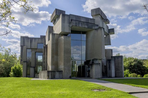 Das brutalistische Design des Gemeindezentrums St. Franziskus in Eggingen.
