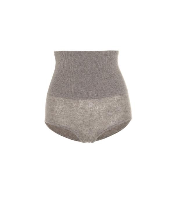 Eine graue, hoch taillierte Unterhose aus Strickstoff auf weißem Hintergrund.