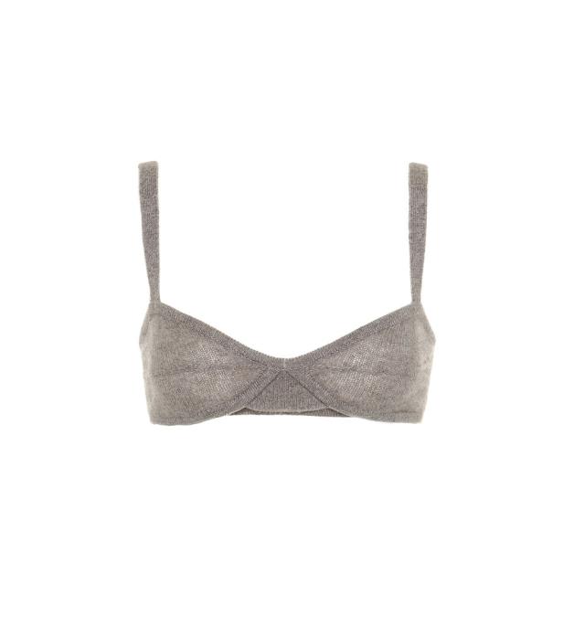 Ein graues, gestricktes Bralette auf einem weißen Hintergrund.