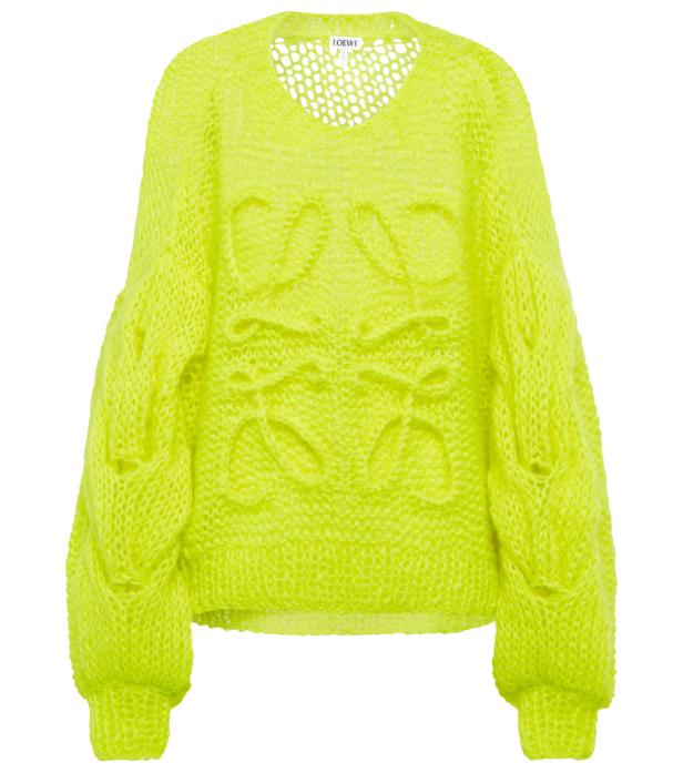 Ein neon-gelber Strickpullover mit dem Loewe-Anagramm-Muster.