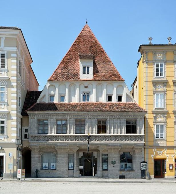 Das Steinerne Haus in Krems an der Donau mit seinem markanten Giebeldach.