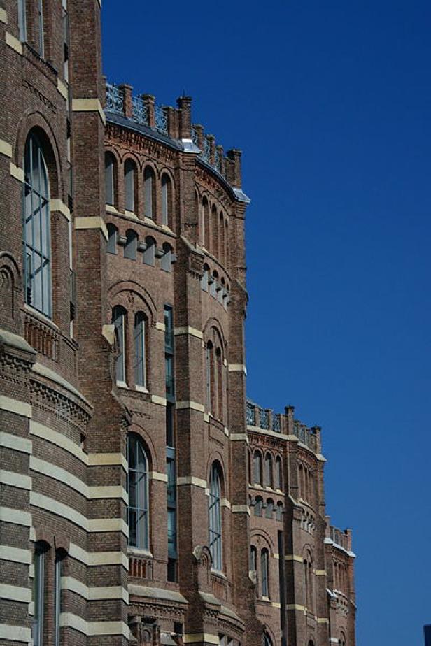 Die Fassade der Rossauer Kaserne in Wien vor blauem Himmel.