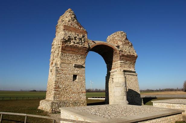 Das Heidentor, ein römisches Ruinenmonument in Petronell-Carnuntum, Österreich.
