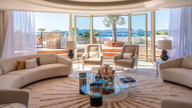 Ein luxuriöses Wohnzimmer mit Meerblick und Zugang zu einer Terrasse.