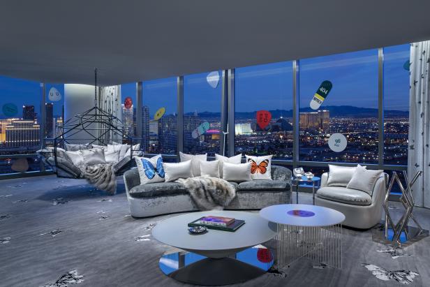 Ein luxuriöses Wohnzimmer mit Blick auf die Skyline von Las Vegas bei Nacht.