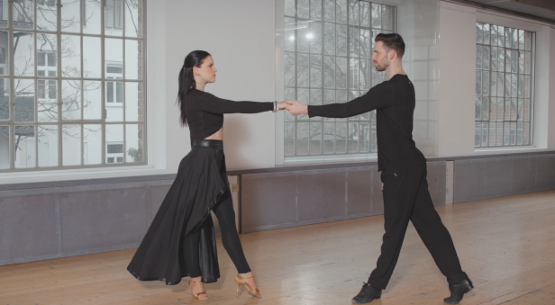 Ein Mann und eine Frau tanzen zusammen in einem Tanzstudio.