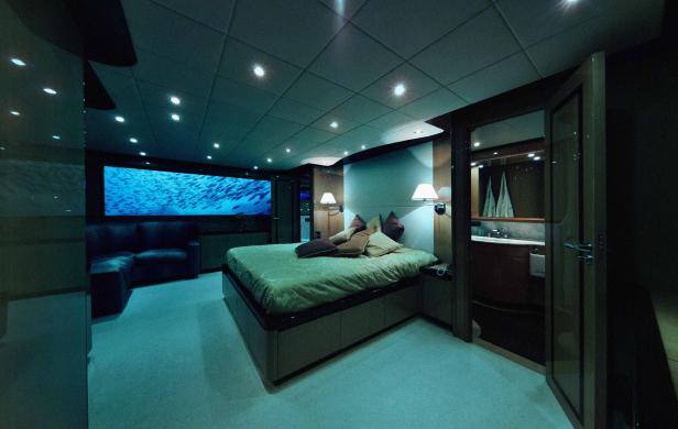 Ein Schlafzimmer mit einem großen Bildschirm, der eine Unterwasseransicht zeigt.