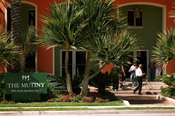 Das Hotel „The Mutiny“ in Miami mit Palmen im Vordergrund.