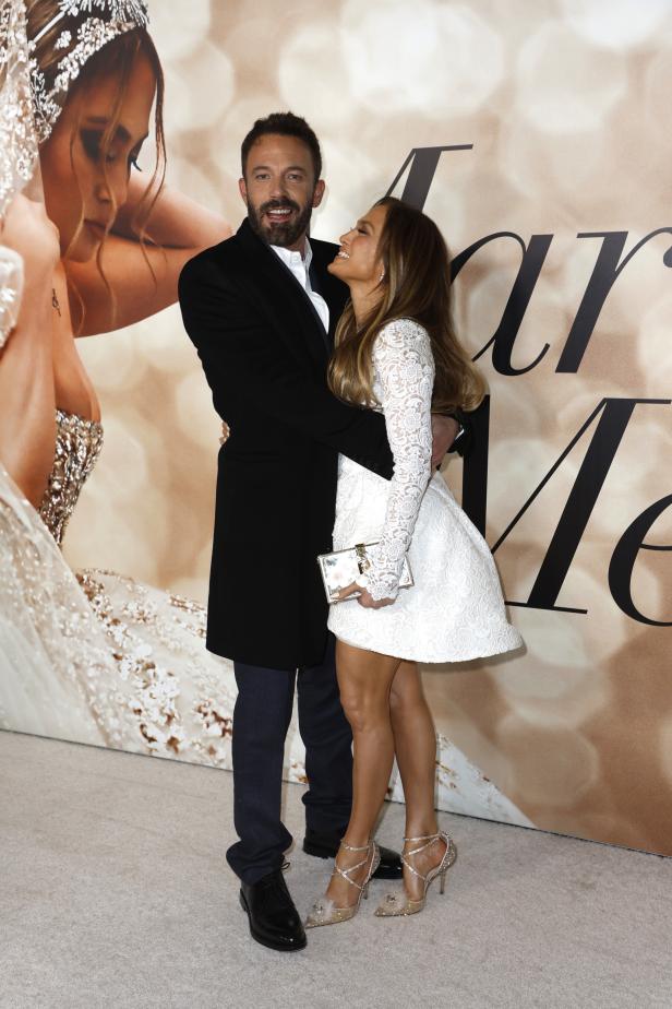 Jennifer Lopez und Ben Affleck umarmen sich auf dem roten Teppich.