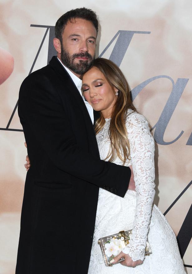 Jennifer Lopez und Ben Affleck umarmen sich auf dem roten Teppich.