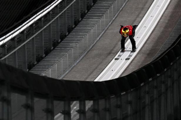 Ein Skispringer während des Trainings auf der Großschanze bei den Olympischen Spielen 2022 in Peking.