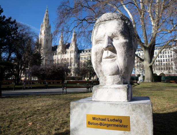 "Beton-Ludwig" als Protest-Mahnmal im Rathauspark enthüllt