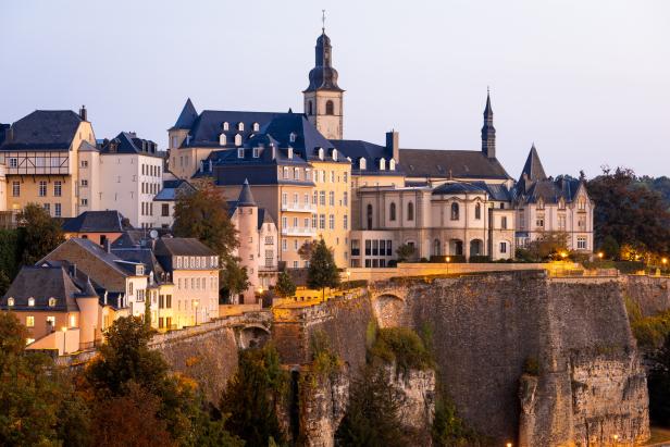 Blick auf die Altstadt von Luxemburg mit historischen Gebäuden auf einem Felsen.