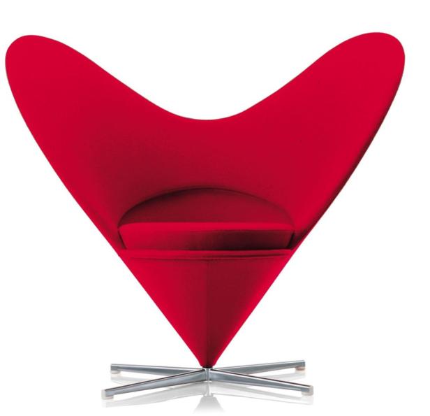 Ein roter Heart Cone Chair von Verner Panton auf einem silbernen Fuß.