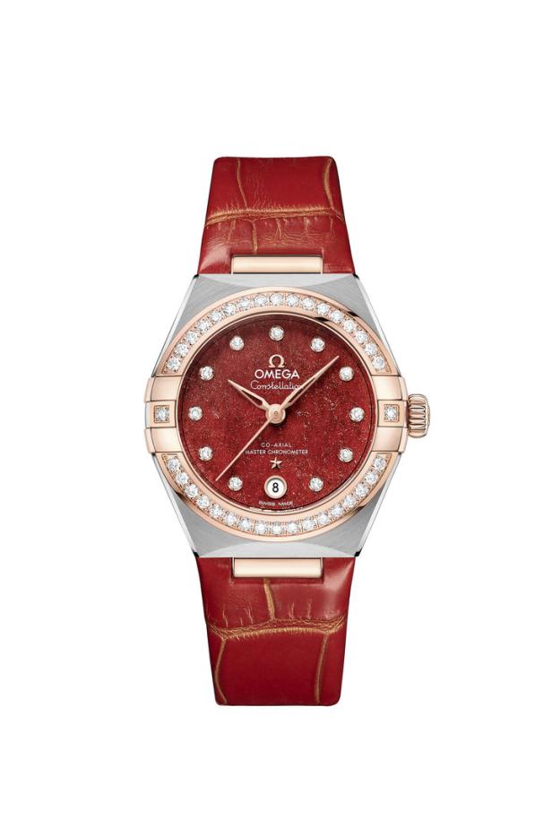 Eine Omega Constellation Uhr mit rotem Zifferblatt, Diamanten und einem roten Lederarmband.