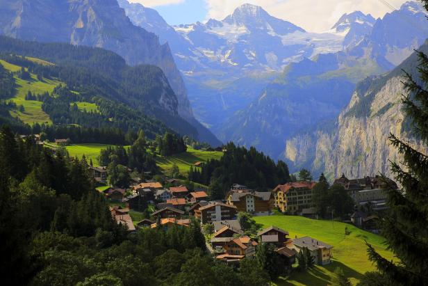 Blick auf ein Dorf in einem Tal in den Schweizer Alpen.