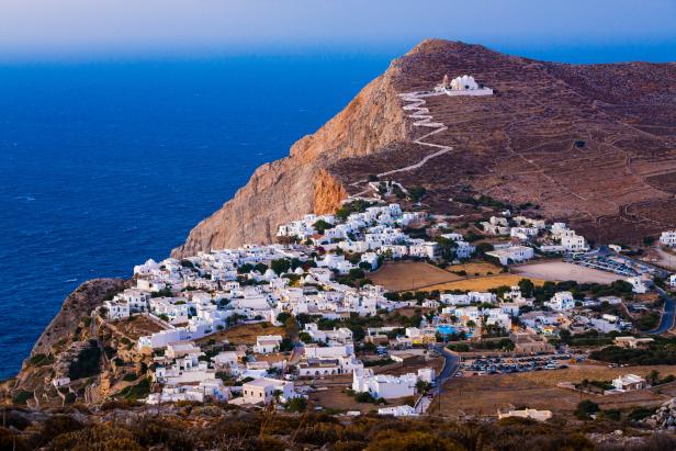 Blick auf das Dorf Chora auf der griechischen Insel Folegandros.