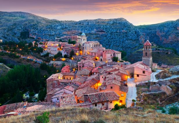 Blick auf Albarracín, eine mittelalterliche Stadt in Aragonien, Spanien, bei Sonnenuntergang.