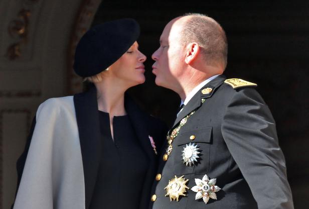 Fürst Albert II. von Monaco küsst seine Frau Charlène.